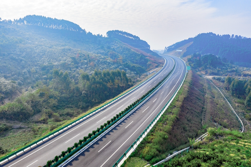 6.高速公路與群山相連，植被覆蓋率高，與原生態(tài)環(huán)境恢復(fù)有機(jī)結(jié)合.jpg