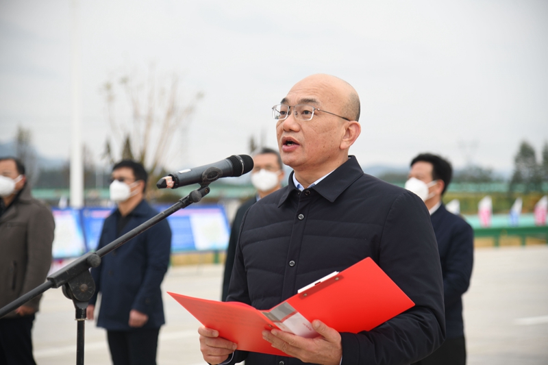 自治區(qū)交通運(yùn)輸廳黨組成員、總工程師陳津維宣布通車.jpg